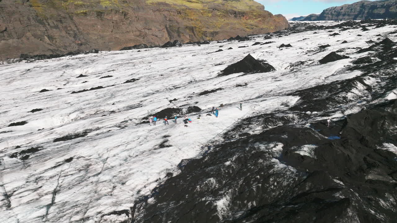 아이슬란드 빙하 표면에서 촬영하는 사진 작가 주변의 공중 시차