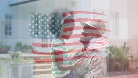 Animación-De-La-Bandera-De-Estados-Unidos-Ondeando-Sobre-Un-Soldado-Afroamericano-Sonriente-Y-Su-Hija.