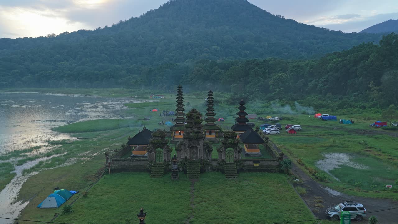 Vista aerea del tempio Pura Ulun Danu Tamblingan a Bali