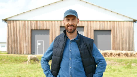 portret van een blanke jonge gelukkige man met baard die naar de camera kijkt en glimlacht