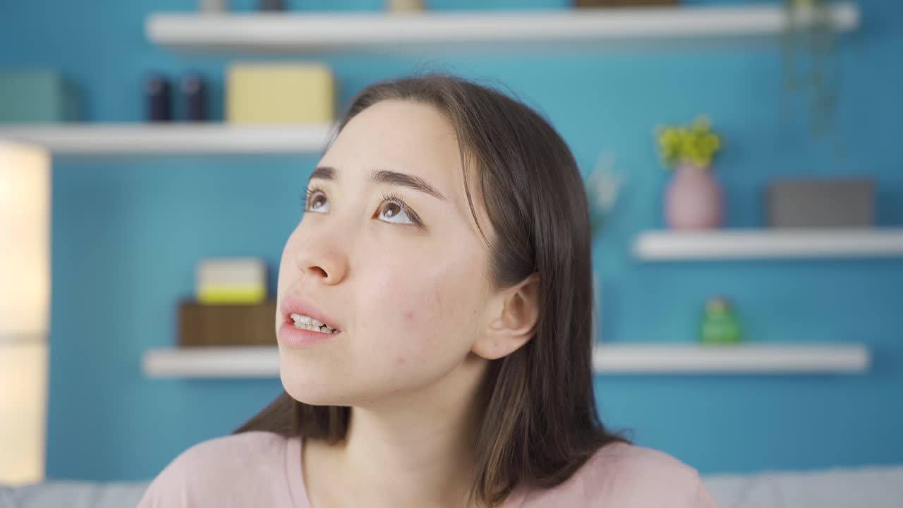 불행하고 우울한 젊은 아시아 여성의 클로즈업 초상화입니다.