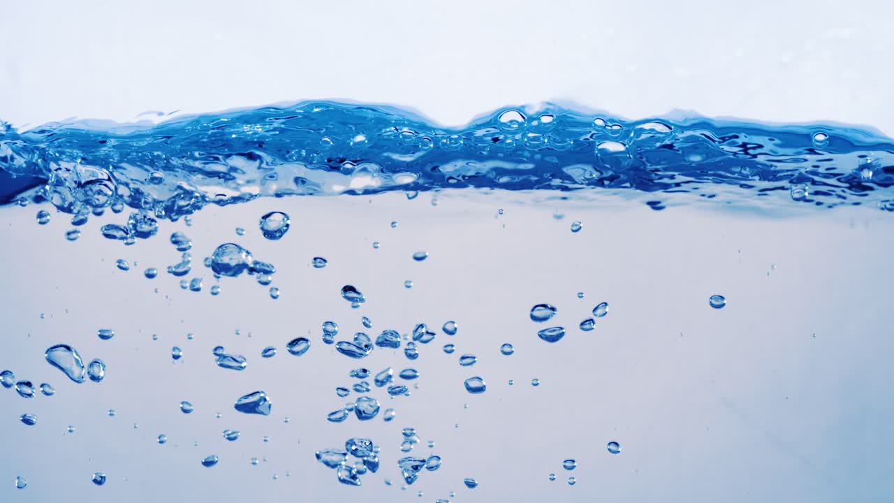 물 속의 많은 거품이 가까이에서, 느린 움직임의 거품과 함께 추상적인 물 파동