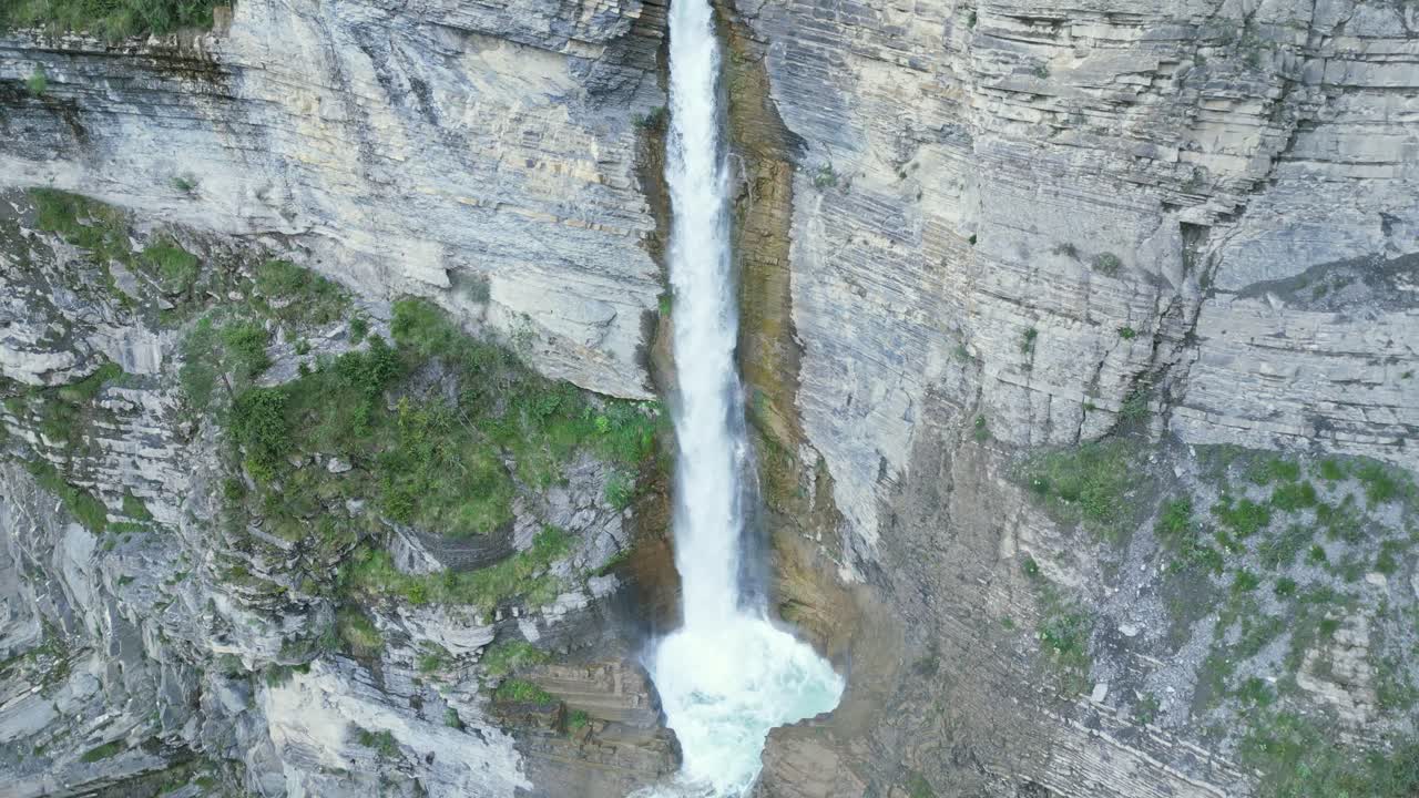 cascada de sorrosal en el acantilado durante el día