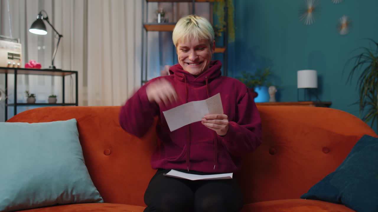 mujer carta de sobre abierto lo lee sentirse feliz, crecimiento de carrera avance promoción, préstamo bancario aprobar