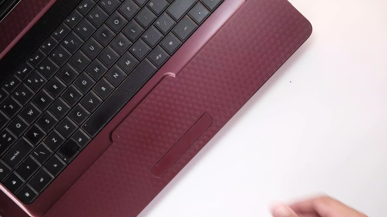 vista en primer plano de una computadora portátil marrón siendo manejada por una persona