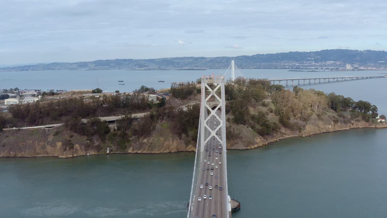 항공: 다리를 건너는 자동차, 무인 항공기 보기