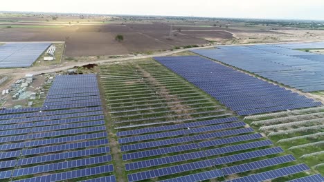 Vista-Aérea-De-Pájaro-De-La-Planta-De-Energía-Solar-Fuera-De-La-Ciudad-De-India-Durante-La-Hora-Azul