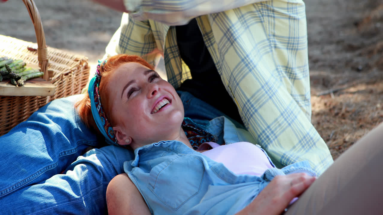 hombre alimentando fresa a la mujer 4k