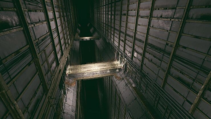 Túnel vertical escuro apresentando plataforma suspensa e paredes envelhecidas