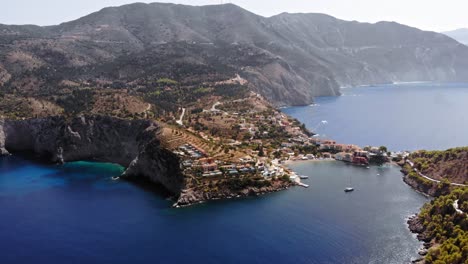 Vista-Panorámica-Del-Pueblo-De-Assos-En-La-Costa-Oeste-De-La-Isla-De-Kefalonia-En-Grecia---Toma-Aérea