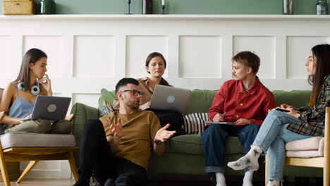 Lerngruppe-Sitzt-Auf-Sofa-Und-Boden-2