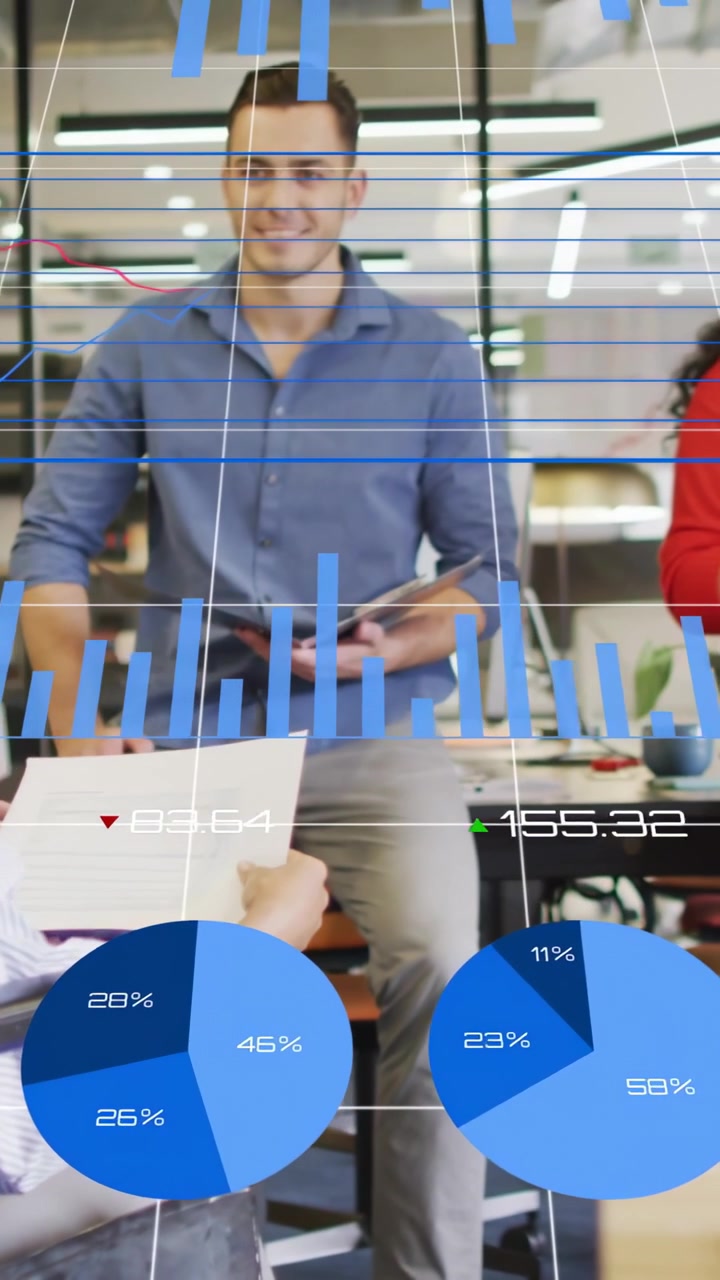 Video vertical: Hombre leyendo una tableta después de que un colega muestra gráficos de informe sobre una pantalla que actualiza datos financieros.