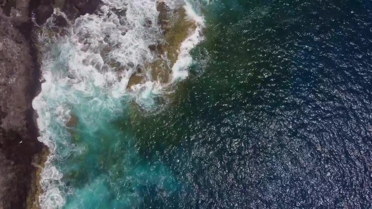 Aerea: Vista dall'alto con drone delle onde che si infrangono sulle scogliere di Los Gigantes, Tenerife