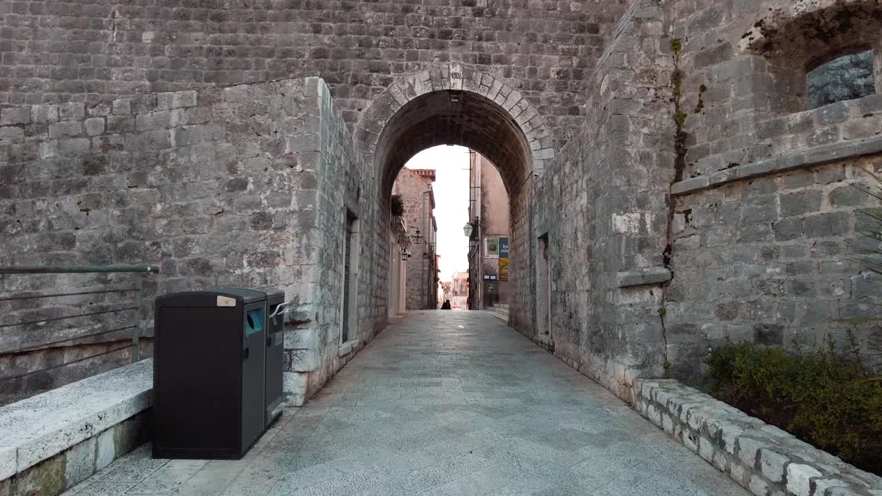 필라 게이트 방어의 핵심 지점 입구 핸드헬드 샷