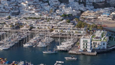 Luxusyacht,-Die-An-Einem-Sonnigen-Abend-In-Den-Yachthafen-Von-Las-Palmas-Einläuft