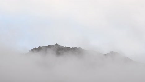 nuvens em movimento rápido nublam a montanha