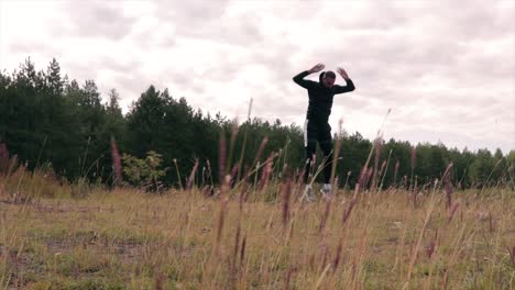 Mann-Trainiert-Auf-Dem-Gras-Einer-Gelben-Wiese