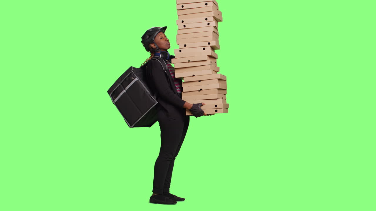 Entregadora carregando várias caixas de pizza