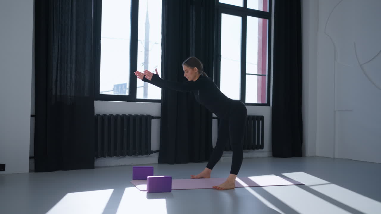 mujer practicando yoga en un estudio