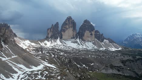 Tiro-Hacia-Atrás-De-Las-Cumbres-Nevadas-De-Tre-Cime-Di-Lavaredo-En-Un-Día-Tormentoso