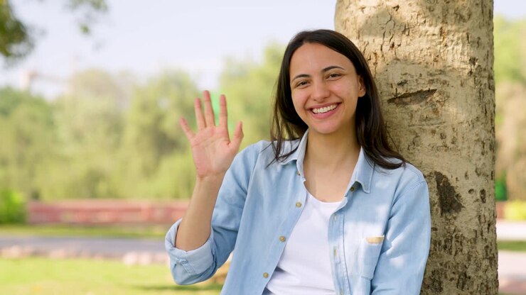 chica india diciendo hola