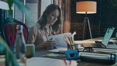 mujer de negocios seria haciendo análisis de datos de negocios. mujer trabajadora en el lugar de trabajo