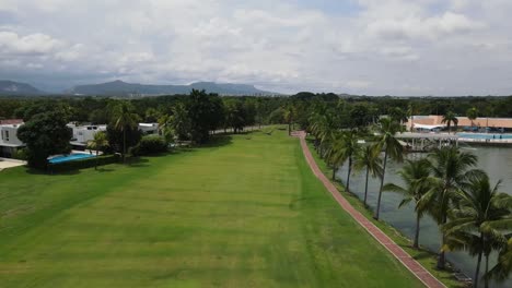 Toma-Aerea-De-Una-Cancha-De-Golf-En-Un-Entorno-Tropical-Girardot-Colombia