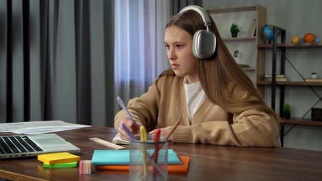 una adolescente que estudia en casa