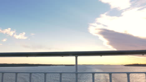 hombre usando el pad para hacer fotos panorámicas desde el barco