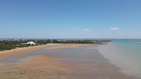 Toma-Aérea-De-Drones-En-Movimiento-Lento-De-La-Playa-De-Mindil-En-Darwin,-Territorio-Del-Norte