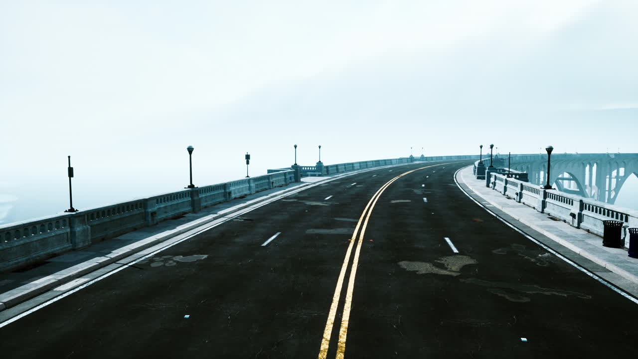 안개 속 에 조명 된 비어 있는 도로 다리