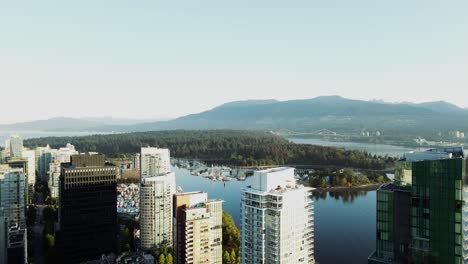Drohnenaufnahmen-Aus-Der-Luft-Von-Gebäuden-In-Der-Innenstadt-Von-Vancouver-Und-Eine-Schöne-Aussicht-Auf-Den-Stanley-Park