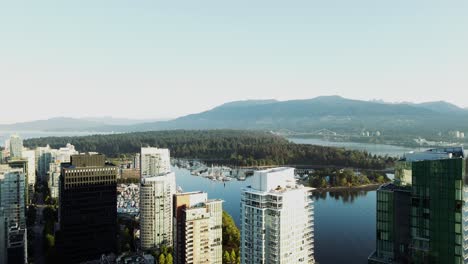 imágenes aéreas de drones de los edificios del centro de vancouver y una hermosa vista del parque stanley