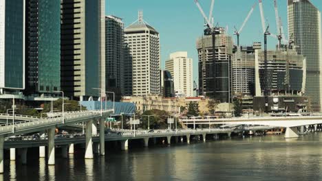 Timelapse-De-La-Ciudad-De-Brisbane-Y-Transporte-A-Orillas-Del-Río