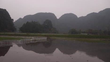 Reflejo-De-Montañas-En-El-Río-En-La-Región-Montañosa-De-Ninh-Ninh-En-El-Norte-De-Vietnam.