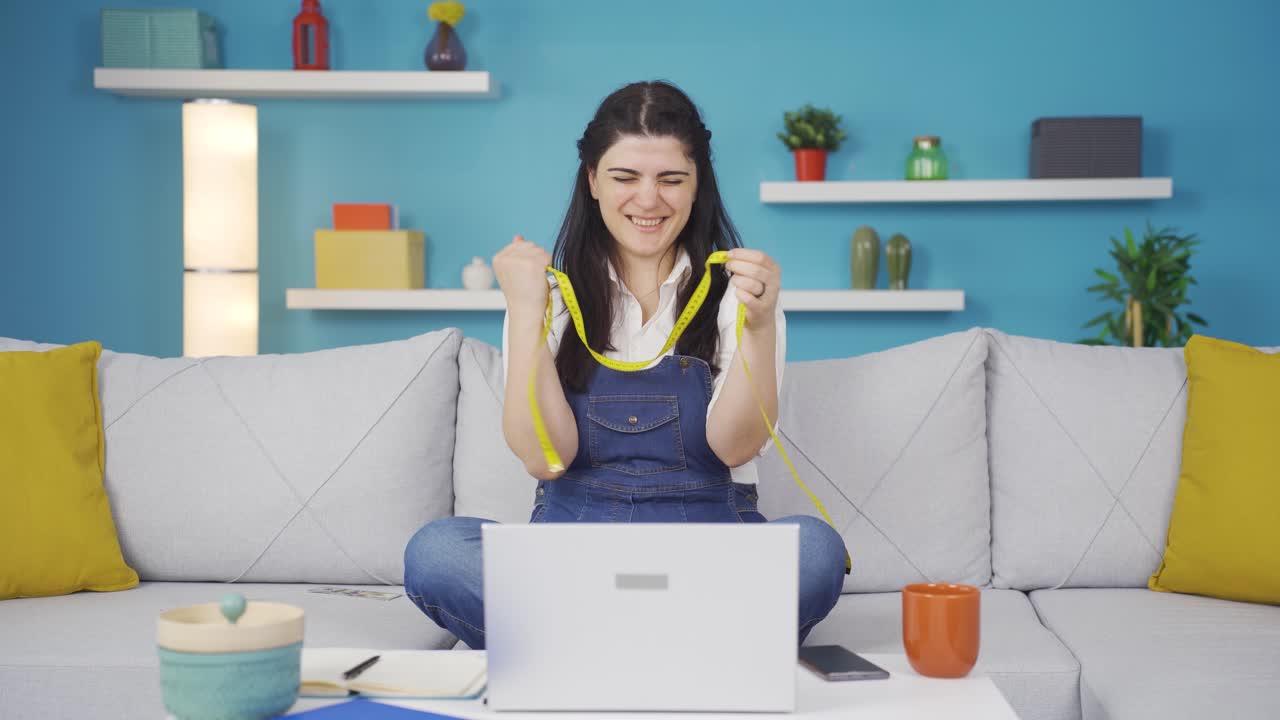 la mujer que está satisfecha con su peso.