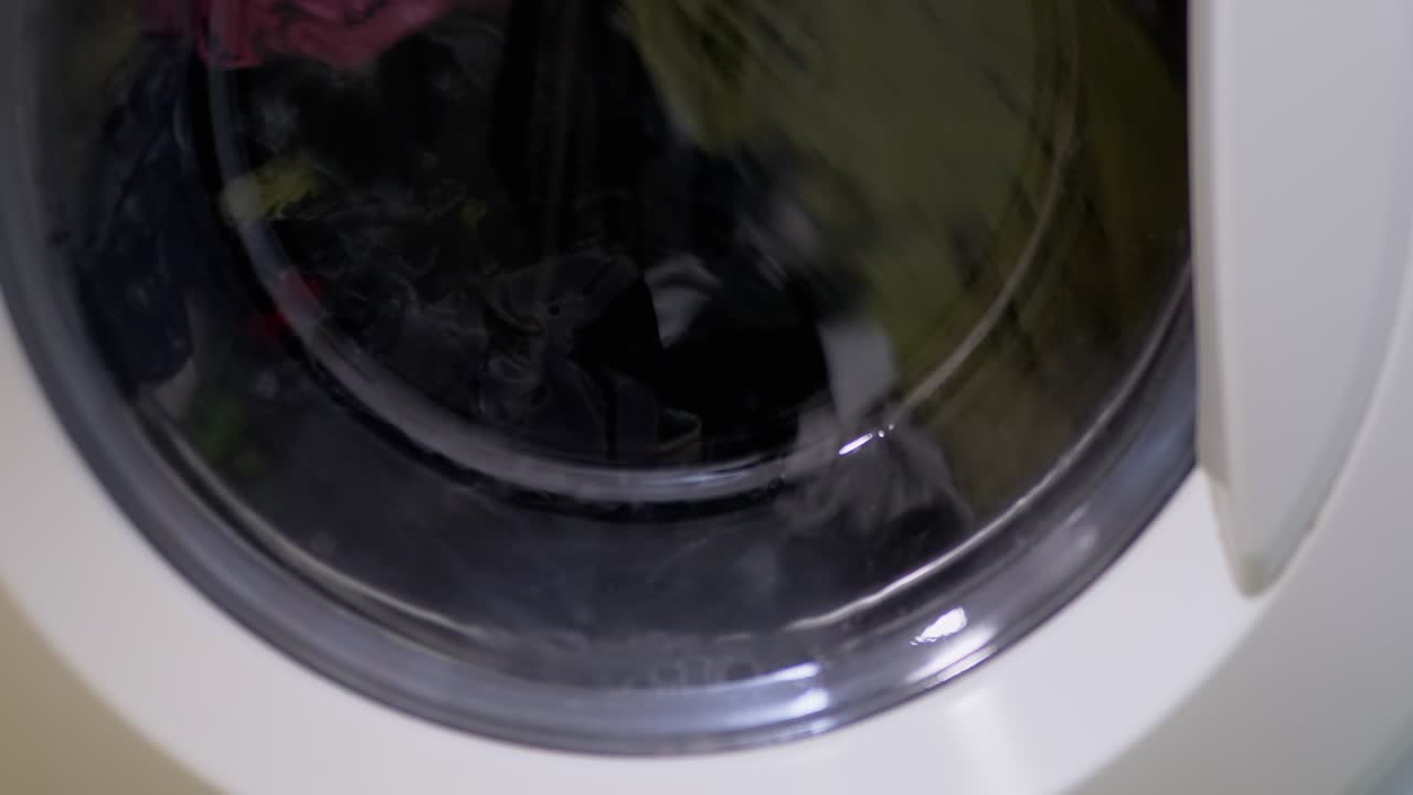 가정용 세탁기에서 다채로운 옷을 는 회전 드럼