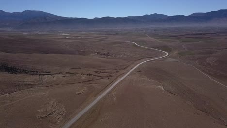 antena: camino en el desierto del sahara