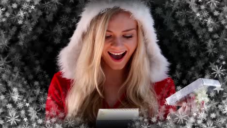 santa mujer abriendo regalo con copos de nieve