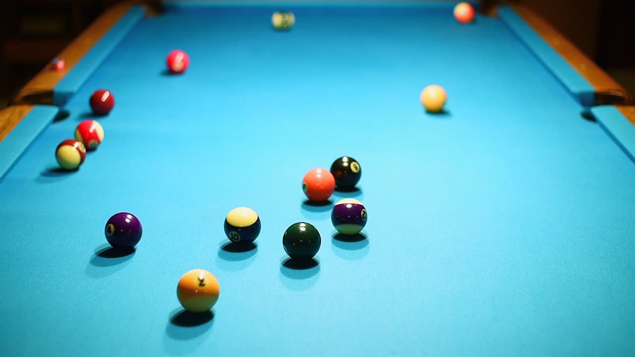 Coup de casse puissant au jeu de la 8-ball.