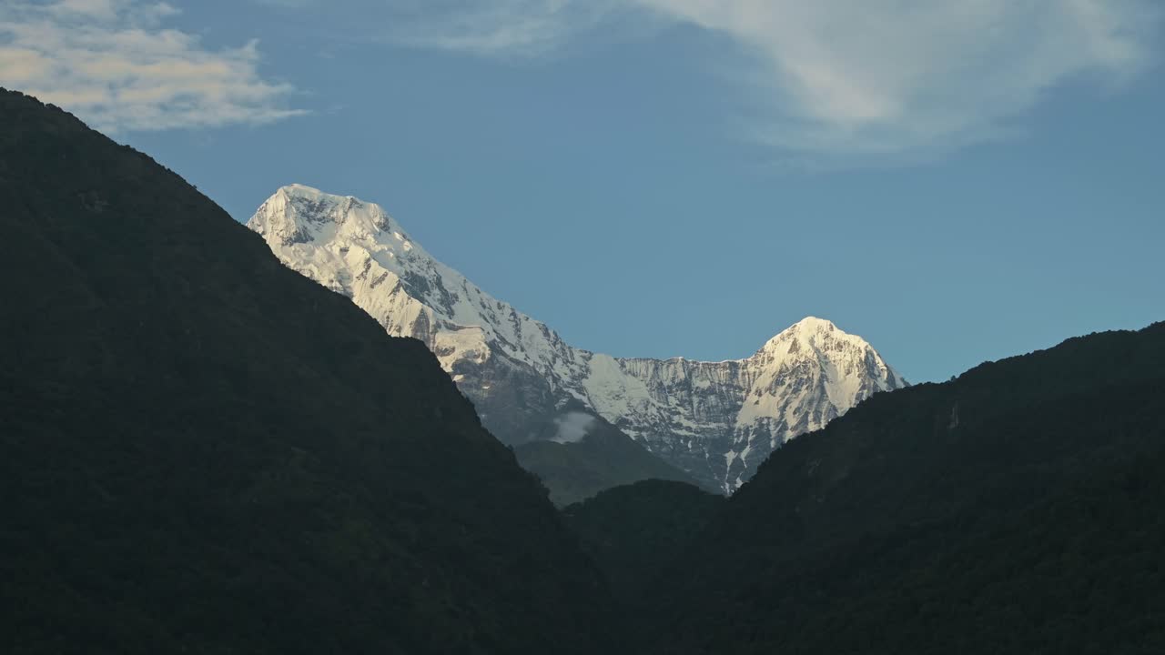 enormes picos de montañas nevadas de alta altitud, grandes cimas de montañas cubiertas de nieve en la región de annapurna de nepal mientras hice senderismo y senderismo en el circuito de annapurna en nepal