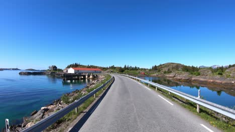 conducir un coche en una carretera en noruega. punto de vista del vehículo conduciendo sobre el puente.