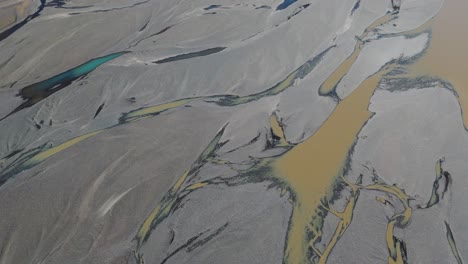 Piscinas-Y-Corrientes-De-Agua-Turbia-En-Barro-Gris-Húmedo-Del-Delta-Del-Río.