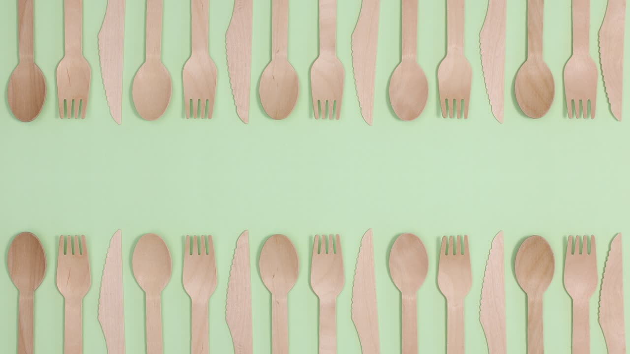 친환경 제로 폐기물 먹이 도구는 초록색 테마의 두 면에 대나무 나무로 만들어집니다.