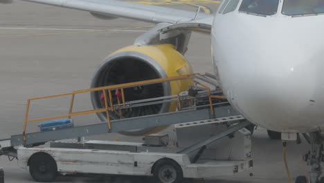 equipaje cargado en la bodega de una aeronave que se prepara para el despegue