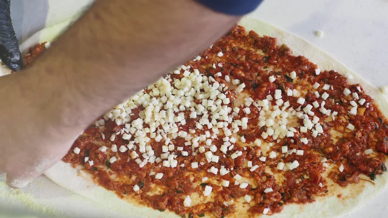 터키 음식 준비: 고기와 치즈로 가득 찬 을 만드는 요리사의 클로즈업