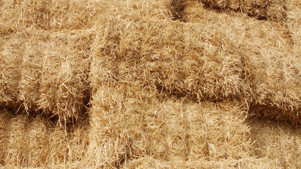 paralelepípedos de heno bien apilados el uno sobre el otro.