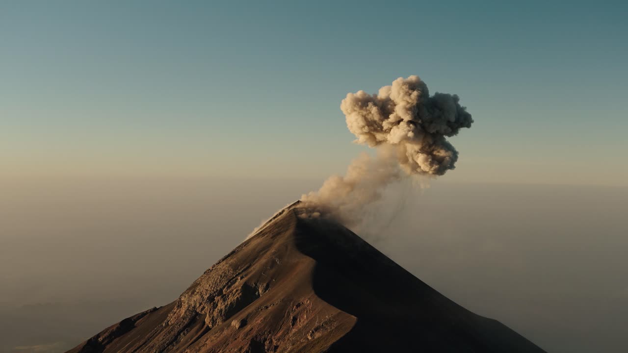 Núi lửa Fuego phun trào với cột tro bụi bốc lên trên đỉnh lúc bình minh ở Guatemala