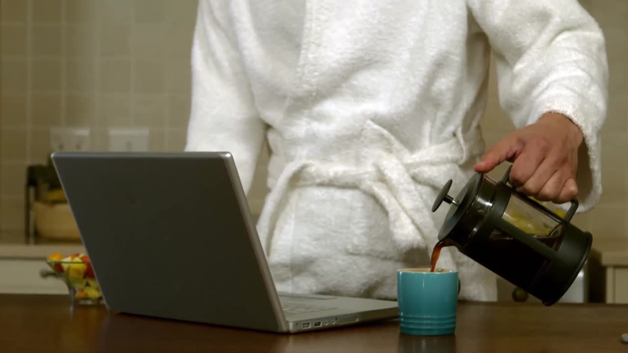 아침 식사를 하는 예쁜 남자