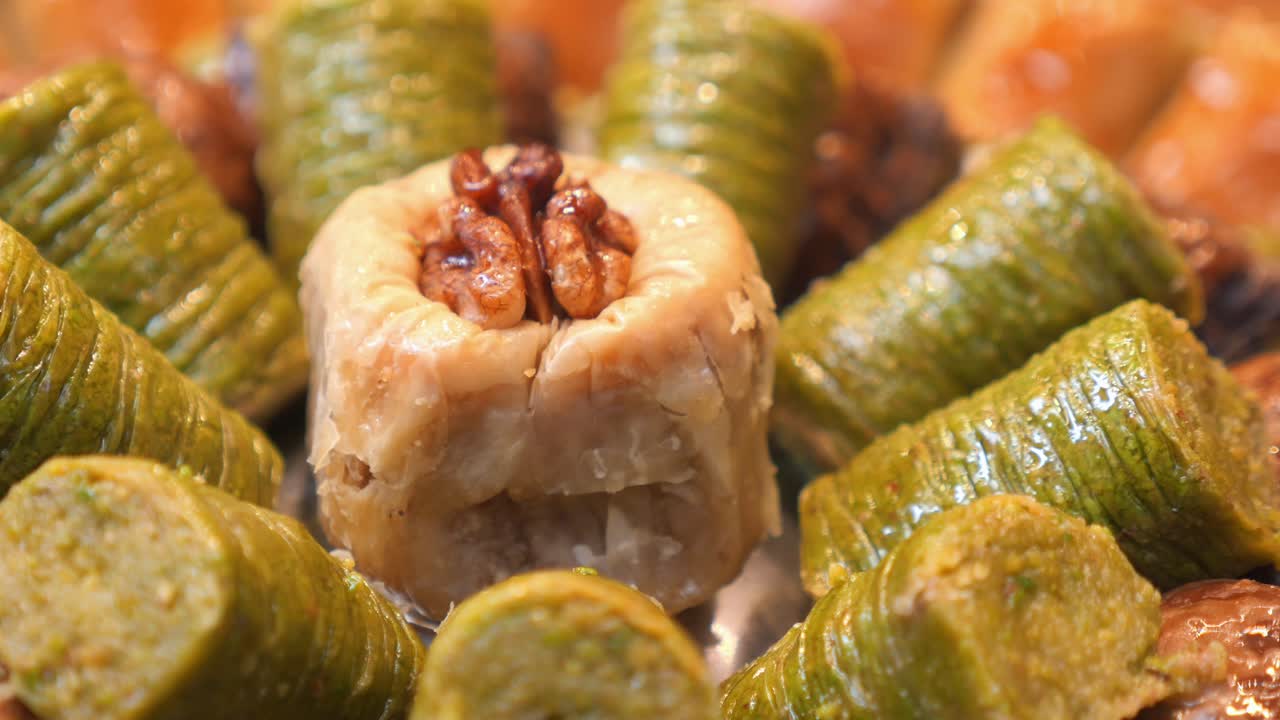 Detailní záběr různých druhů tradiční baklavy s pistáciemi a vlašskými ořechy